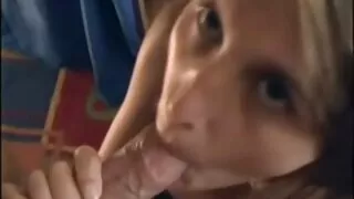 Тэр өвөр дээрээ цамцтай эмэгтэйг авав