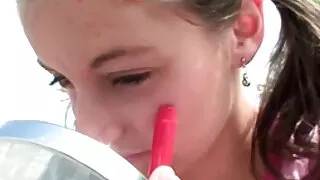 Эмэгтэйн бөгсийг хуруугаараа хуруугаараа