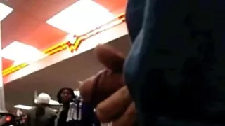 Эрэгтэй эмэгтэйн том өгзөгийг энхрийлж байна