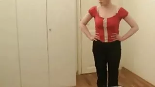 Том илжиг бяцхан хүүгийн өвөр дээр суув