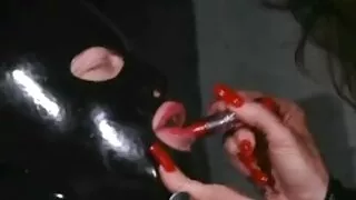 Найз охиныхоо хөхийг хөхөх