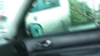 Том өгзөгтэй эмэгтэй эрэгтэй хүний ​​өвөр дээр суув
