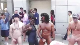 Масктай Эрчүүд Залуу Охиныг Үзэв