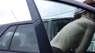 Эргэж ирээд коллеж, шатсан, гэж түүний хөрш jerks унтраах түүний асар том тахиа