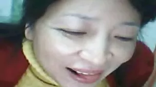Тэр шаргал үстээ өгзөгтөө оруулав