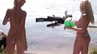 Тэр охидын бөгсийг тослодог