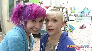 Эмэгтэй Хатуу цохиж байна