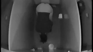 Эрэгтэйчүүд нэгэн зэрэг хатгаж байна