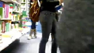 Ширээн дээр Шаргал Үзсэн Биеэ